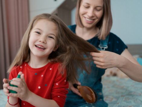 How-can-parents-create-a-positive-and-reassuring-haircut-experience-for-their-child