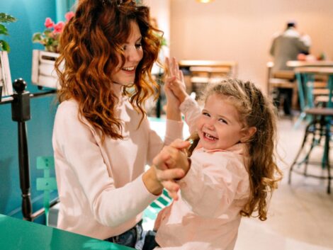 How-do-hairstylists-in-child-friendly-salons-handle-anxious-children-during-haircuts