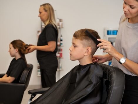 How-can-parents-prepare-their-children-for-a-positive-haircut-experience-especially-for-the-first-time